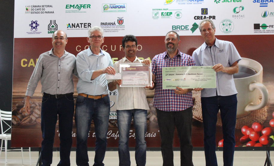 Os cafeicultores Valdeir Luiz de Souza, de Tomazina, e Edson Messias de Carvalho, de Joaquim Távora, venceram o prêmio Café Qualidade Paraná nas categorias cereja descascado e natural. Eles superaram 120 lotes que iniciaram a disputa, e receberam R$ 5 mil de prêmio.

A cerimônia de premiação foi nesta quinta-feira (24), em Ivaiporã, e reuniu cerca de 500 participantes. Foto: Divulgação/AEN