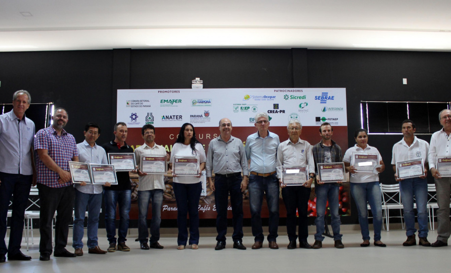 Os cafeicultores Valdeir Luiz de Souza, de Tomazina, e Edson Messias de Carvalho, de Joaquim Távora, venceram o prêmio Café Qualidade Paraná nas categorias cereja descascado e natural. Eles superaram 120 lotes que iniciaram a disputa, e receberam R$ 5 mil de prêmio.

A cerimônia de premiação foi nesta quinta-feira (24), em Ivaiporã, e reuniu cerca de 500 participantes. Foto: Divulgação/AEN