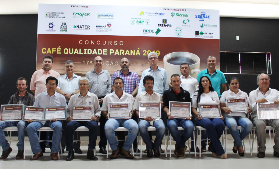 Os cafeicultores Valdeir Luiz de Souza, de Tomazina, e Edson Messias de Carvalho, de Joaquim Távora, venceram o prêmio Café Qualidade Paraná nas categorias cereja descascado e natural. Eles superaram 120 lotes que iniciaram a disputa, e receberam R$ 5 mil de prêmio.

A cerimônia de premiação foi nesta quinta-feira (24), em Ivaiporã, e reuniu cerca de 500 participantes. Foto: Divulgação/AEN
