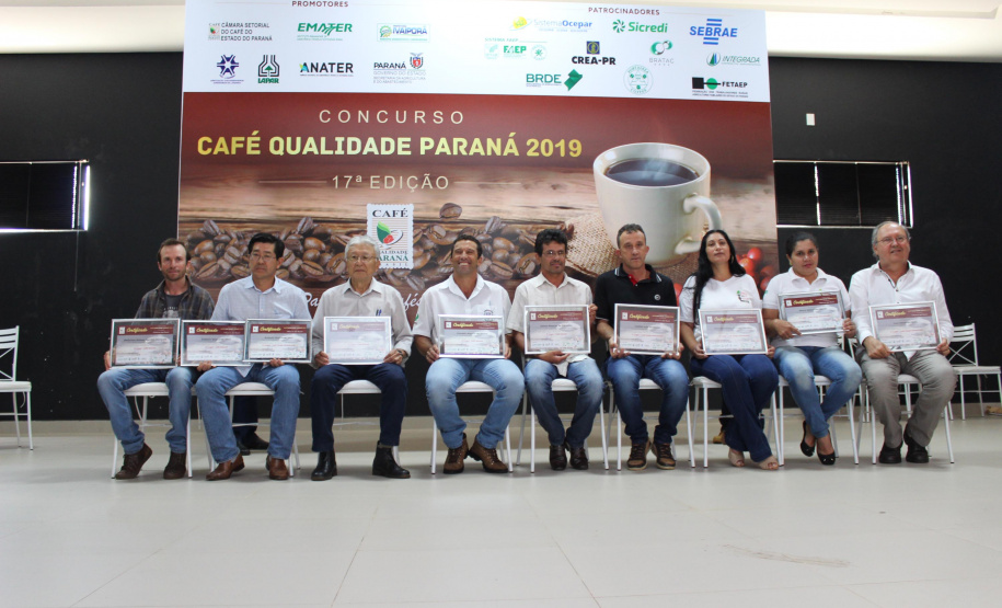 Os cafeicultores Valdeir Luiz de Souza, de Tomazina, e Edson Messias de Carvalho, de Joaquim Távora, venceram o prêmio Café Qualidade Paraná nas categorias cereja descascado e natural. Eles superaram 120 lotes que iniciaram a disputa, e receberam R$ 5 mil de prêmio.

A cerimônia de premiação foi nesta quinta-feira (24), em Ivaiporã, e reuniu cerca de 500 participantes. Foto: Divulgação/AEN