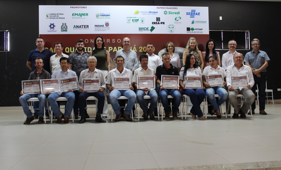 Os cafeicultores Valdeir Luiz de Souza, de Tomazina, e Edson Messias de Carvalho, de Joaquim Távora, venceram o prêmio Café Qualidade Paraná nas categorias cereja descascado e natural. Eles superaram 120 lotes que iniciaram a disputa, e receberam R$ 5 mil de prêmio.

A cerimônia de premiação foi nesta quinta-feira (24), em Ivaiporã, e reuniu cerca de 500 participantes. Foto: Divulgação/AEN