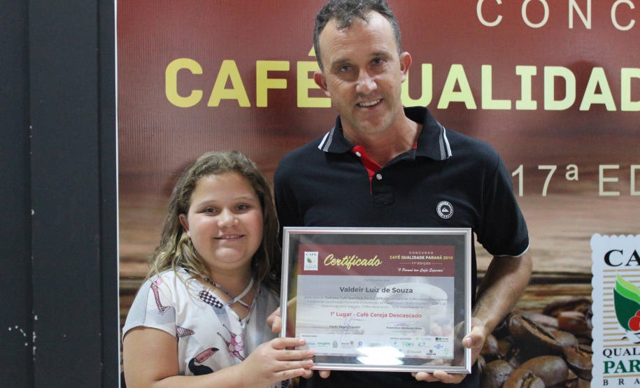 Os cafeicultores Valdeir Luiz de Souza, de Tomazina, e Edson Messias de Carvalho, de Joaquim Távora, venceram o prêmio Café Qualidade Paraná nas categorias cereja descascado e natural. Eles superaram 120 lotes que iniciaram a disputa, e receberam R$ 5 mil de prêmio.

A cerimônia de premiação foi nesta quinta-feira (24), em Ivaiporã, e reuniu cerca de 500 participantes. Foto: Divulgação/AEN