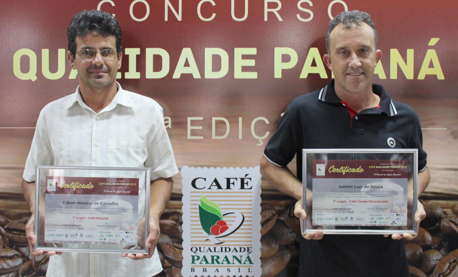 Os cafeicultores Valdeir Luiz de Souza, de Tomazina, e Edson Messias de Carvalho, de Joaquim Távora, venceram o prêmio Café Qualidade Paraná nas categorias cereja descascado e natural. Eles superaram 120 lotes que iniciaram a disputa, e receberam R$ 5 mil de prêmio.

A cerimônia de premiação foi nesta quinta-feira (24), em Ivaiporã, e reuniu cerca de 500 participantes. Foto: Divulgação/AEN