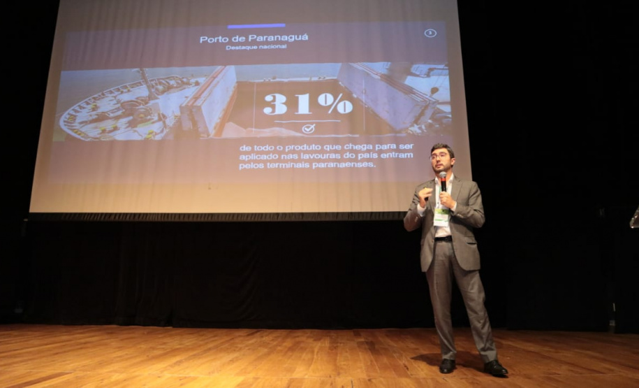 De janeiro a setembro desse ano, mais de 6,9 milhões de toneladas de fertilizantes foram descarregadas nos Portos do Paraná. Somente no Porto de Paranaguá chegaram cerca de 6,6 milhões de toneladas importadas dos granéis, somando valor aproximado de US$ 2,05 bilhões. Os dados foram apresentados nesta quinta-feira (25), em Curitiba, no Simpósio anual do Sindicato da Indústria de Adubos e Corretivos Agrícolas do Paraná (Sindiadubos). Foto: Claudio Neves/AEN