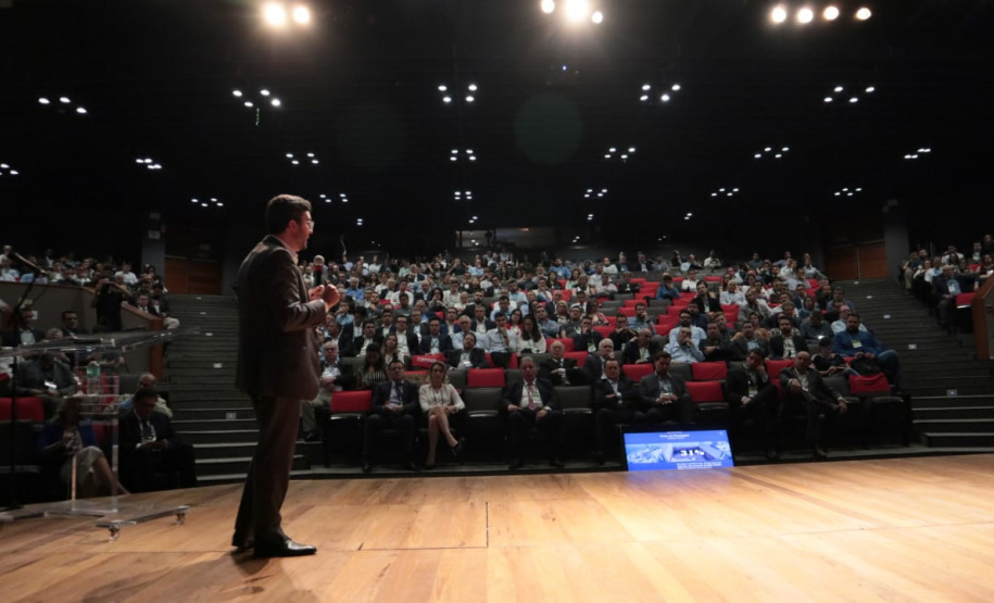 De janeiro a setembro desse ano, mais de 6,9 milhões de toneladas de fertilizantes foram descarregadas nos Portos do Paraná. Somente no Porto de Paranaguá chegaram cerca de 6,6 milhões de toneladas importadas dos granéis, somando valor aproximado de US$ 2,05 bilhões. Os dados foram apresentados nesta quinta-feira (25), em Curitiba, no Simpósio anual do Sindicato da Indústria de Adubos e Corretivos Agrícolas do Paraná (Sindiadubos). Foto: Claudio Neves/AEN