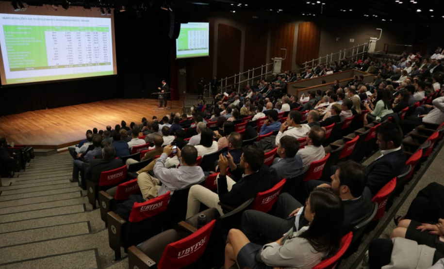 De janeiro a setembro desse ano, mais de 6,9 milhões de toneladas de fertilizantes foram descarregadas nos Portos do Paraná. Somente no Porto de Paranaguá chegaram cerca de 6,6 milhões de toneladas importadas dos granéis, somando valor aproximado de US$ 2,05 bilhões. Os dados foram apresentados nesta quinta-feira (25), em Curitiba, no Simpósio anual do Sindicato da Indústria de Adubos e Corretivos Agrícolas do Paraná (Sindiadubos). Foto: Claudio Neves/AEN