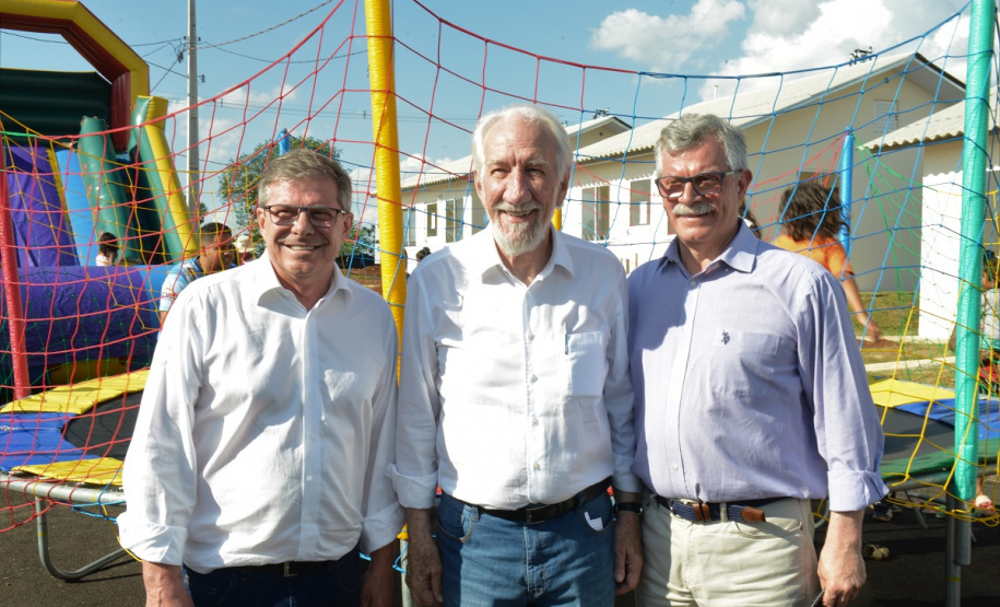 Setenta e cinco famílias de Palmas, no Sudoeste do Estado, receberam nesta quinta-feira (24) as chaves da casa própria. A partir de agora, elas são as moradoras do Residencial Bom Pastor II, empreendimento executado com R$ 5,3 milhões de investimentos do Governo do Estado, Governo Federal e prefeitura.
O vice-governador Darci Piana inaugurou o residencial e reafirmou o compromisso da gestão estadual com os projetos de habitação popular. Foto: Guilherme Santos / Cohapar