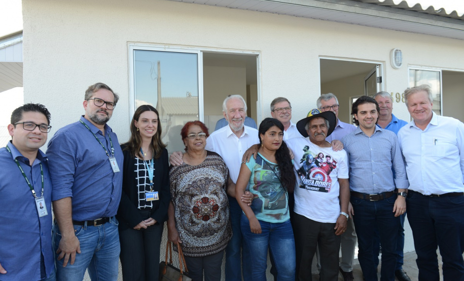 Setenta e cinco famílias de Palmas, no Sudoeste do Estado, receberam nesta quinta-feira (24) as chaves da casa própria. A partir de agora, elas são as moradoras do Residencial Bom Pastor II, empreendimento executado com R$ 5,3 milhões de investimentos do Governo do Estado, Governo Federal e prefeitura.
O vice-governador Darci Piana inaugurou o residencial e reafirmou o compromisso da gestão estadual com os projetos de habitação popular. Foto: Guilherme Santos / Cohapar
