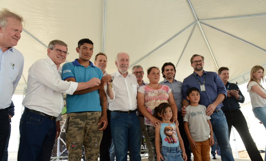 Setenta e cinco famílias de Palmas, no Sudoeste do Estado, receberam nesta quinta-feira (24) as chaves da casa própria. A partir de agora, elas são as moradoras do Residencial Bom Pastor II, empreendimento executado com R$ 5,3 milhões de investimentos do Governo do Estado, Governo Federal e prefeitura.
O vice-governador Darci Piana inaugurou o residencial e reafirmou o compromisso da gestão estadual com os projetos de habitação popular. Foto: Guilherme Santos / Cohapar
