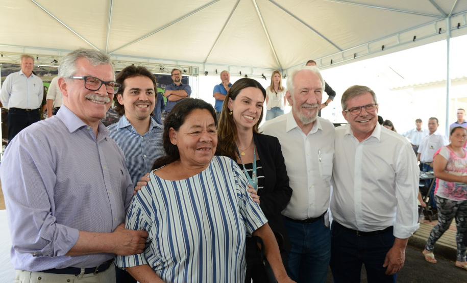 Setenta e cinco famílias de Palmas, no Sudoeste do Estado, receberam nesta quinta-feira (24) as chaves da casa própria. A partir de agora, elas são as moradoras do Residencial Bom Pastor II, empreendimento executado com R$ 5,3 milhões de investimentos do Governo do Estado, Governo Federal e prefeitura.
O vice-governador Darci Piana inaugurou o residencial e reafirmou o compromisso da gestão estadual com os projetos de habitação popular. Foto: Guilherme Santos / Cohapar