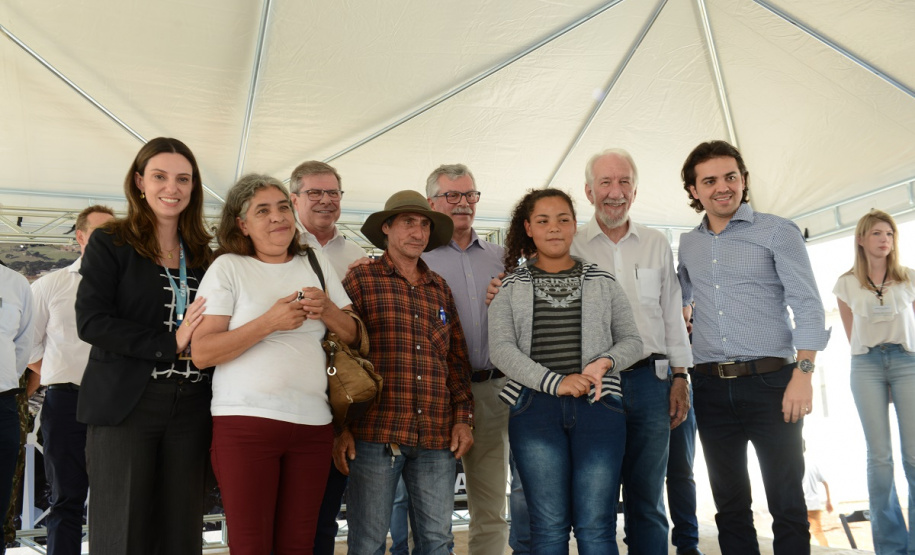 Setenta e cinco famílias de Palmas, no Sudoeste do Estado, receberam nesta quinta-feira (24) as chaves da casa própria. A partir de agora, elas são as moradoras do Residencial Bom Pastor II, empreendimento executado com R$ 5,3 milhões de investimentos do Governo do Estado, Governo Federal e prefeitura.
O vice-governador Darci Piana inaugurou o residencial e reafirmou o compromisso da gestão estadual com os projetos de habitação popular. Foto: Guilherme Santos / Cohapar