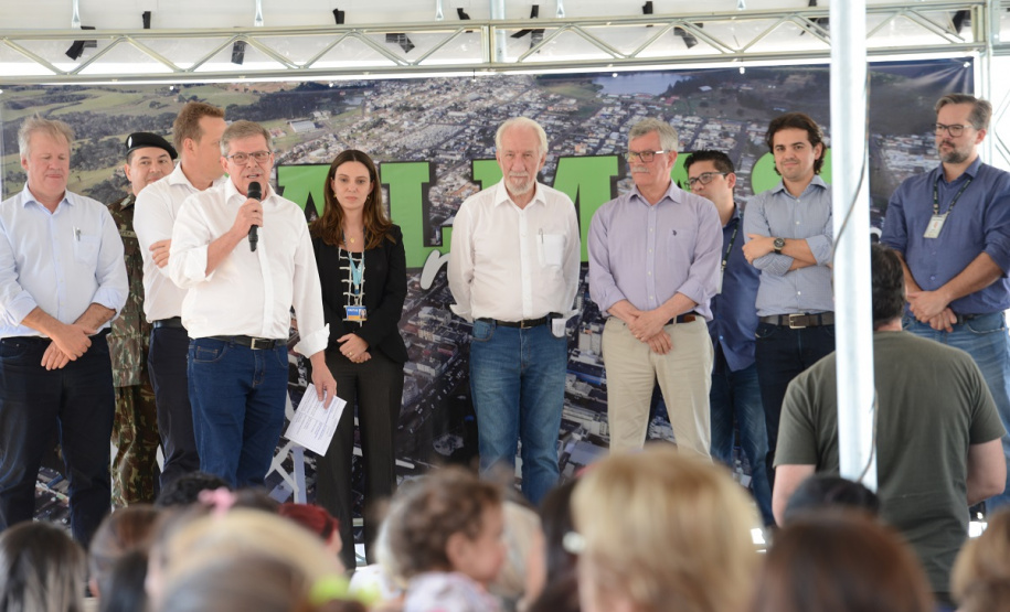 Setenta e cinco famílias de Palmas, no Sudoeste do Estado, receberam nesta quinta-feira (24) as chaves da casa própria. A partir de agora, elas são as moradoras do Residencial Bom Pastor II, empreendimento executado com R$ 5,3 milhões de investimentos do Governo do Estado, Governo Federal e prefeitura.
O vice-governador Darci Piana inaugurou o residencial e reafirmou o compromisso da gestão estadual com os projetos de habitação popular. Foto: Guilherme Santos / Cohapar