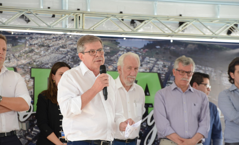 Setenta e cinco famílias de Palmas, no Sudoeste do Estado, receberam nesta quinta-feira (24) as chaves da casa própria. A partir de agora, elas são as moradoras do Residencial Bom Pastor II, empreendimento executado com R$ 5,3 milhões de investimentos do Governo do Estado, Governo Federal e prefeitura.
O vice-governador Darci Piana inaugurou o residencial e reafirmou o compromisso da gestão estadual com os projetos de habitação popular. Foto: Guilherme Santos / Cohapar