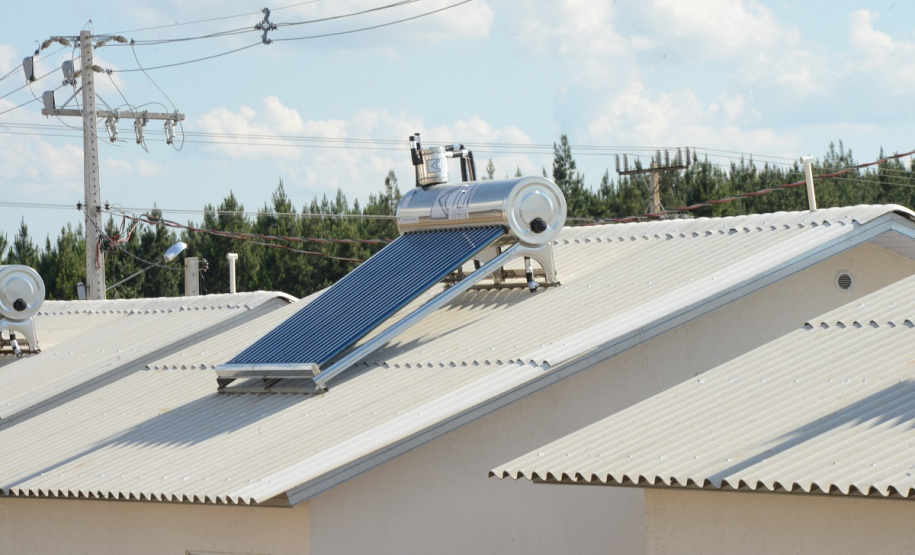 Setenta e cinco famílias de Palmas, no Sudoeste do Estado, receberam nesta quinta-feira (24) as chaves da casa própria. A partir de agora, elas são as moradoras do Residencial Bom Pastor II, empreendimento executado com R$ 5,3 milhões de investimentos do Governo do Estado, Governo Federal e prefeitura.
O vice-governador Darci Piana inaugurou o residencial e reafirmou o compromisso da gestão estadual com os projetos de habitação popular. Foto: Guilherme Santos / Cohapar