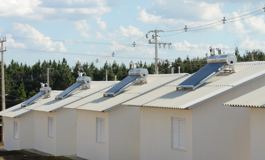Setenta e cinco famílias de Palmas, no Sudoeste do Estado, receberam nesta quinta-feira (24) as chaves da casa própria. A partir de agora, elas são as moradoras do Residencial Bom Pastor II, empreendimento executado com R$ 5,3 milhões de investimentos do Governo do Estado, Governo Federal e prefeitura.
O vice-governador Darci Piana inaugurou o residencial e reafirmou o compromisso da gestão estadual com os projetos de habitação popular. Foto: Guilherme Santos / Cohapar