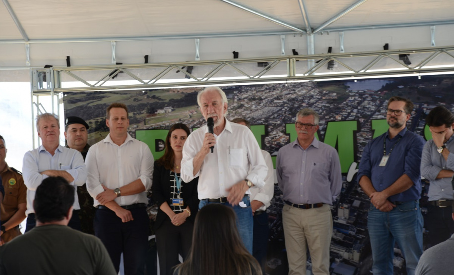 Setenta e cinco famílias de Palmas, no Sudoeste do Estado, receberam nesta quinta-feira (24) as chaves da casa própria. A partir de agora, elas são as moradoras do Residencial Bom Pastor II, empreendimento executado com R$ 5,3 milhões de investimentos do Governo do Estado, Governo Federal e prefeitura.
O vice-governador Darci Piana inaugurou o residencial e reafirmou o compromisso da gestão estadual com os projetos de habitação popular. Foto: Guilherme Santos / Cohapar
