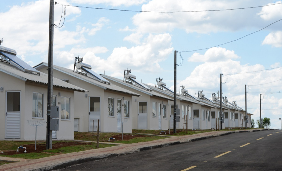 Setenta e cinco famílias de Palmas, no Sudoeste do Estado, receberam nesta quinta-feira (24) as chaves da casa própria. A partir de agora, elas são as moradoras do Residencial Bom Pastor II, empreendimento executado com R$ 5,3 milhões de investimentos do Governo do Estado, Governo Federal e prefeitura.
O vice-governador Darci Piana inaugurou o residencial e reafirmou o compromisso da gestão estadual com os projetos de habitação popular. Foto: Guilherme Santos / Cohapar