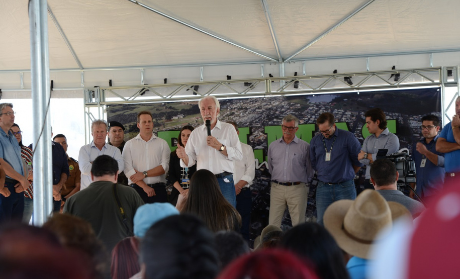 Setenta e cinco famílias de Palmas, no Sudoeste do Estado, receberam nesta quinta-feira (24) as chaves da casa própria. A partir de agora, elas são as moradoras do Residencial Bom Pastor II, empreendimento executado com R$ 5,3 milhões de investimentos do Governo do Estado, Governo Federal e prefeitura.
O vice-governador Darci Piana inaugurou o residencial e reafirmou o compromisso da gestão estadual com os projetos de habitação popular. Foto: Guilherme Santos / Cohapar
