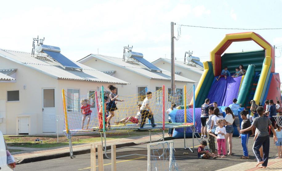 Setenta e cinco famílias de Palmas, no Sudoeste do Estado, receberam nesta quinta-feira (24) as chaves da casa própria. A partir de agora, elas são as moradoras do Residencial Bom Pastor II, empreendimento executado com R$ 5,3 milhões de investimentos do Governo do Estado, Governo Federal e prefeitura.
O vice-governador Darci Piana inaugurou o residencial e reafirmou o compromisso da gestão estadual com os projetos de habitação popular. Foto: Guilherme Santos / Cohapar