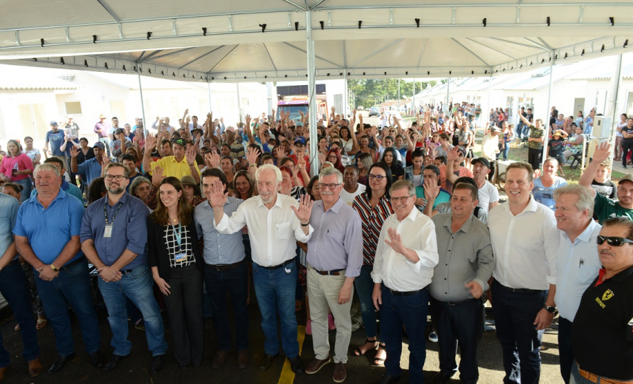 Setenta e cinco famílias de Palmas, no Sudoeste do Estado, receberam nesta quinta-feira (24) as chaves da casa própria. A partir de agora, elas são as moradoras do Residencial Bom Pastor II, empreendimento executado com R$ 5,3 milhões de investimentos do Governo do Estado, Governo Federal e prefeitura.
O vice-governador Darci Piana inaugurou o residencial e reafirmou o compromisso da gestão estadual com os projetos de habitação popular. Foto: Guilherme Santos / Cohapar