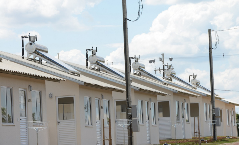 Setenta e cinco famílias de Palmas, no Sudoeste do Estado, receberam nesta quinta-feira (24) as chaves da casa própria. A partir de agora, elas são as moradoras do Residencial Bom Pastor II, empreendimento executado com R$ 5,3 milhões de investimentos do Governo do Estado, Governo Federal e prefeitura.
O vice-governador Darci Piana inaugurou o residencial e reafirmou o compromisso da gestão estadual com os projetos de habitação popular. Foto: Guilherme Santos / Cohapar