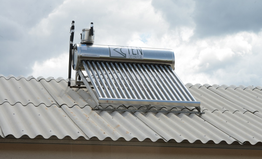 Setenta e cinco famílias de Palmas, no Sudoeste do Estado, receberam nesta quinta-feira (24) as chaves da casa própria. A partir de agora, elas são as moradoras do Residencial Bom Pastor II, empreendimento executado com R$ 5,3 milhões de investimentos do Governo do Estado, Governo Federal e prefeitura.
O vice-governador Darci Piana inaugurou o residencial e reafirmou o compromisso da gestão estadual com os projetos de habitação popular. Foto: Guilherme Santos / Cohapar