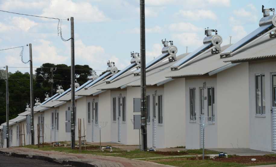 Setenta e cinco famílias de Palmas, no Sudoeste do Estado, receberam nesta quinta-feira (24) as chaves da casa própria. A partir de agora, elas são as moradoras do Residencial Bom Pastor II, empreendimento executado com R$ 5,3 milhões de investimentos do Governo do Estado, Governo Federal e prefeitura.
O vice-governador Darci Piana inaugurou o residencial e reafirmou o compromisso da gestão estadual com os projetos de habitação popular. Foto: Guilherme Santos / Cohapar