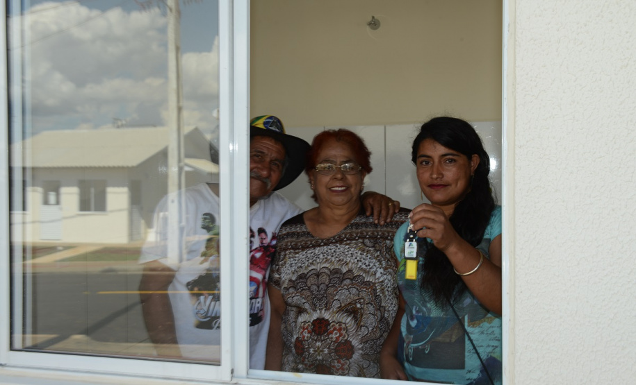 Setenta e cinco famílias de Palmas, no Sudoeste do Estado, receberam nesta quinta-feira (24) as chaves da casa própria. A partir de agora, elas são as moradoras do Residencial Bom Pastor II, empreendimento executado com R$ 5,3 milhões de investimentos do Governo do Estado, Governo Federal e prefeitura.
O vice-governador Darci Piana inaugurou o residencial e reafirmou o compromisso da gestão estadual com os projetos de habitação popular. Foto: Guilherme Santos / Cohapar