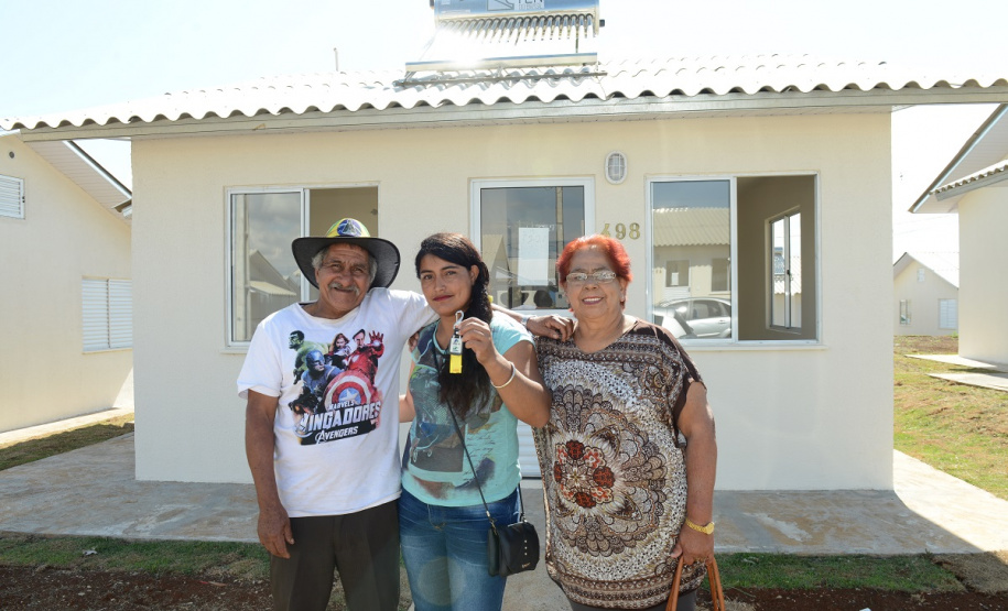 Setenta e cinco famílias de Palmas, no Sudoeste do Estado, receberam nesta quinta-feira (24) as chaves da casa própria. A partir de agora, elas são as moradoras do Residencial Bom Pastor II, empreendimento executado com R$ 5,3 milhões de investimentos do Governo do Estado, Governo Federal e prefeitura.
O vice-governador Darci Piana inaugurou o residencial e reafirmou o compromisso da gestão estadual com os projetos de habitação popular. Foto: Guilherme Santos / Cohapar