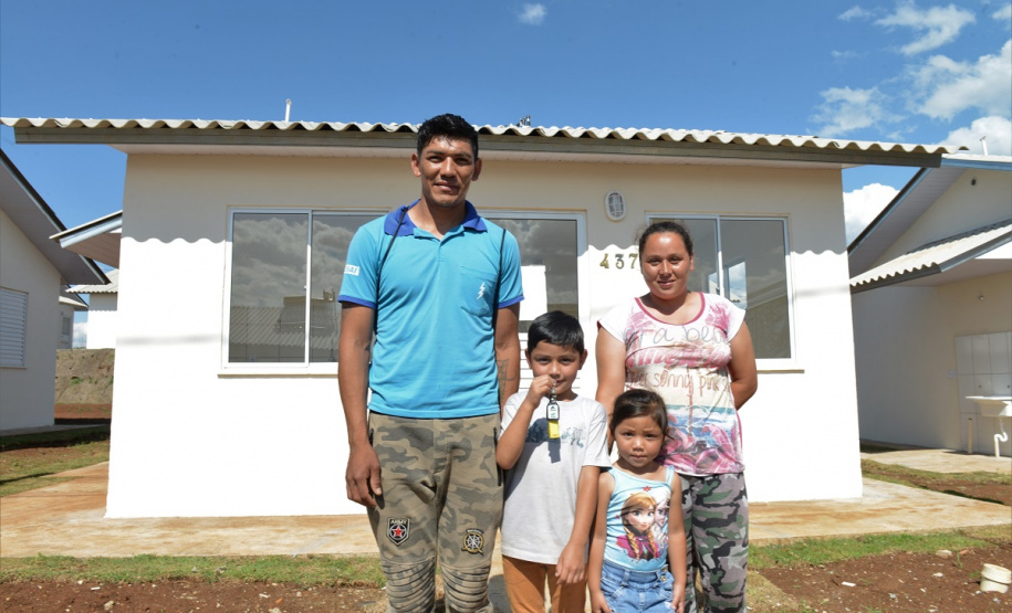 Setenta e cinco famílias de Palmas, no Sudoeste do Estado, receberam nesta quinta-feira (24) as chaves da casa própria. A partir de agora, elas são as moradoras do Residencial Bom Pastor II, empreendimento executado com R$ 5,3 milhões de investimentos do Governo do Estado, Governo Federal e prefeitura.
O vice-governador Darci Piana inaugurou o residencial e reafirmou o compromisso da gestão estadual com os projetos de habitação popular. Foto: Guilherme Santos / Cohapar