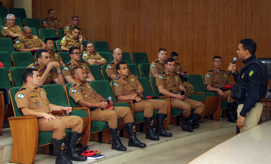 24-10-2019 4º Seminário do BPRv. O Batalhão de Polícia Rodoviária (BPRv) promoveu nessa quinta-feira (24), em Curitiba, o IV Seminário do BPRv. Os 56 comandantes dos postos rodoviários de todo o Estado participaram das atividades no auditório do Departamento de Estradas e Rodagens (DER). As palestras tiveram temas diferenciados para abordar as ações desenvolvidas pelos policiais nas rodovias.