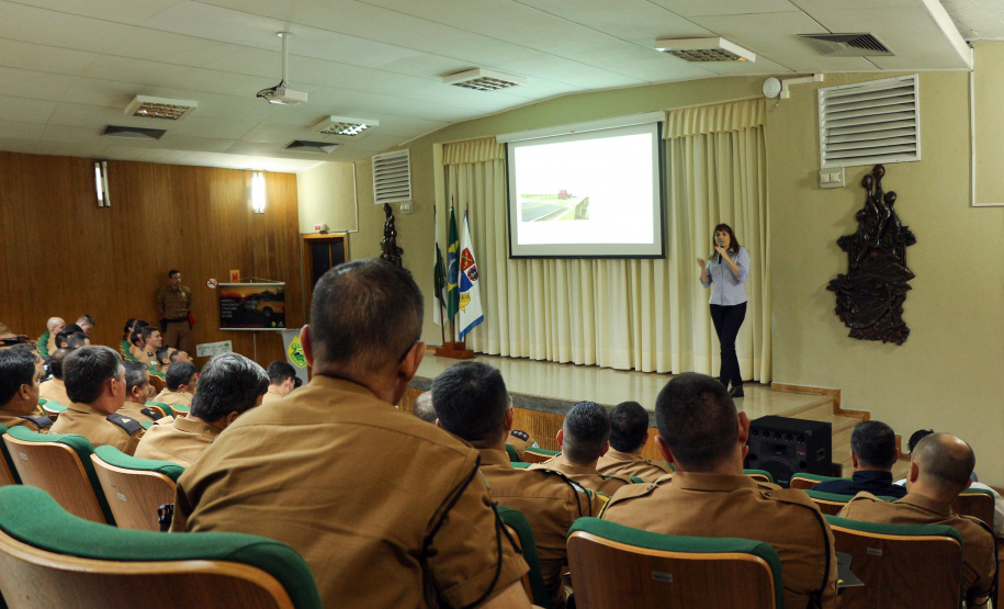 24-10-2019 4º Seminário do BPRv. O Batalhão de Polícia Rodoviária (BPRv) promoveu nessa quinta-feira (24), em Curitiba, o IV Seminário do BPRv. Os 56 comandantes dos postos rodoviários de todo o Estado participaram das atividades no auditório do Departamento de Estradas e Rodagens (DER). As palestras tiveram temas diferenciados para abordar as ações desenvolvidas pelos policiais nas rodovias.