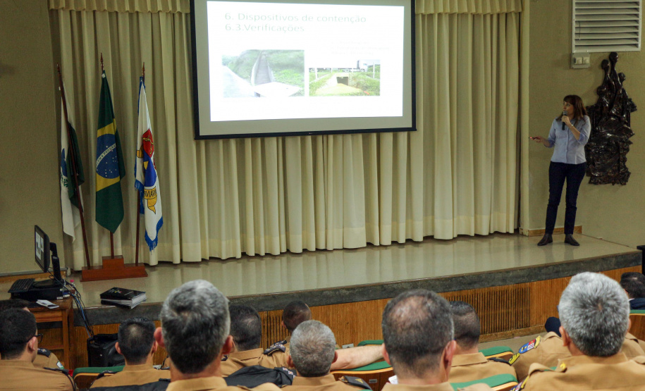 24-10-2019 4º Seminário do BPRv. O Batalhão de Polícia Rodoviária (BPRv) promoveu nessa quinta-feira (24), em Curitiba, o IV Seminário do BPRv. Os 56 comandantes dos postos rodoviários de todo o Estado participaram das atividades no auditório do Departamento de Estradas e Rodagens (DER). As palestras tiveram temas diferenciados para abordar as ações desenvolvidas pelos policiais nas rodovias.