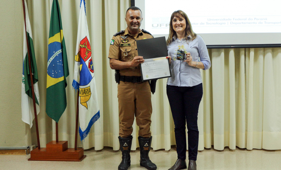 24-10-2019 4º Seminário do BPRv. Curitiba, 24 de Outubro de 2019. 4º Seminário do BPRv. Foto: Maj QOPM Machado, Subcomandante do BPRv, entrega o certificado de agradecimento à palestrante Anelise Schmitz.
