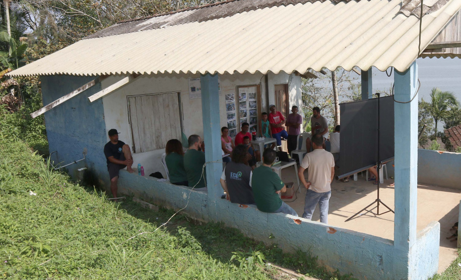 Biólogos, sociólogos, oceanógrafos e gestores ambientais, a serviço da empresa pública Portos do Paraná, estão em campo para mais um “Diagnóstico Socioambiental Participativo” (DSAP). A equipe da Diretoria de Meio Ambiente pesquisa 15 comunidades pesqueiras, nas ilhas e no continente, para o levantamento. O trabalho é desenvolvido em Paranaguá, Pontal do Paraná e Antonina. Esta é a terceira edição.
