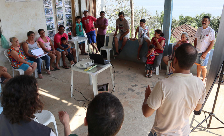 Biólogos, sociólogos, oceanógrafos e gestores ambientais, a serviço da empresa pública Portos do Paraná, estão em campo para mais um “Diagnóstico Socioambiental Participativo” (DSAP). A equipe da Diretoria de Meio Ambiente pesquisa 15 comunidades pesqueiras, nas ilhas e no continente, para o levantamento. O trabalho é desenvolvido em Paranaguá, Pontal do Paraná e Antonina. Esta é a terceira edição.
