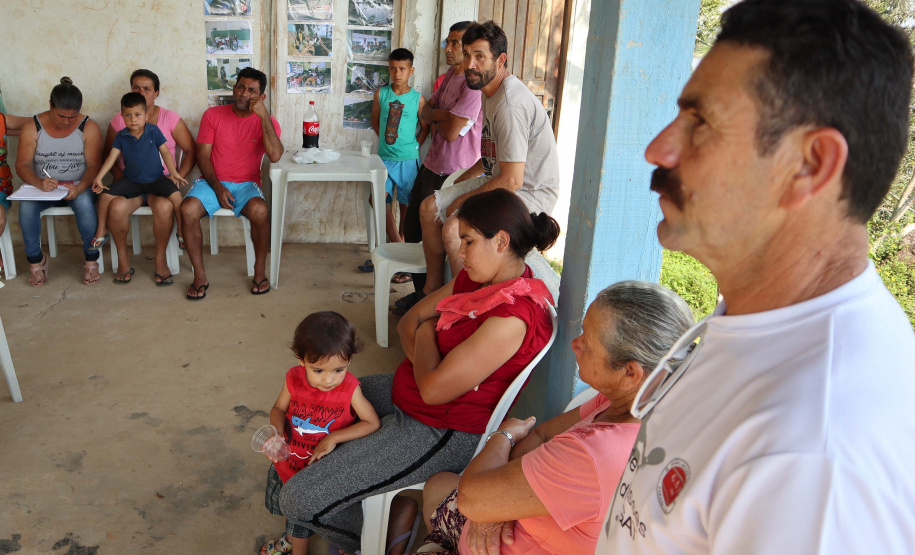 Biólogos, sociólogos, oceanógrafos e gestores ambientais, a serviço da empresa pública Portos do Paraná, estão em campo para mais um “Diagnóstico Socioambiental Participativo” (DSAP). A equipe da Diretoria de Meio Ambiente pesquisa 15 comunidades pesqueiras, nas ilhas e no continente, para o levantamento. O trabalho é desenvolvido em Paranaguá, Pontal do Paraná e Antonina. Esta é a terceira edição.