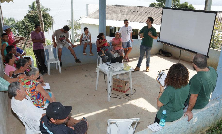 Biólogos, sociólogos, oceanógrafos e gestores ambientais, a serviço da empresa pública Portos do Paraná, estão em campo para mais um “Diagnóstico Socioambiental Participativo” (DSAP). A equipe da Diretoria de Meio Ambiente pesquisa 15 comunidades pesqueiras, nas ilhas e no continente, para o levantamento. O trabalho é desenvolvido em Paranaguá, Pontal do Paraná e Antonina. Esta é a terceira edição.