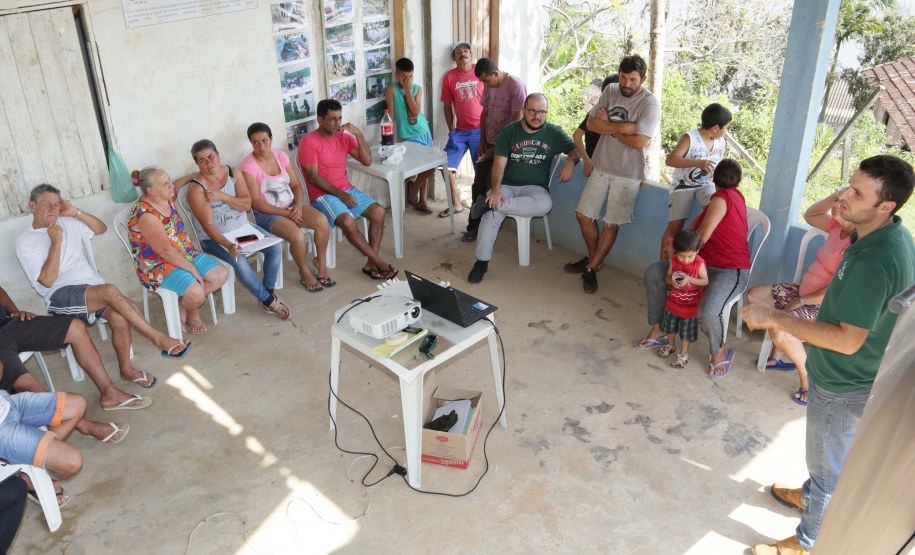Biólogos, sociólogos, oceanógrafos e gestores ambientais, a serviço da empresa pública Portos do Paraná, estão em campo para mais um “Diagnóstico Socioambiental Participativo” (DSAP). A equipe da Diretoria de Meio Ambiente pesquisa 15 comunidades pesqueiras, nas ilhas e no continente, para o levantamento. O trabalho é desenvolvido em Paranaguá, Pontal do Paraná e Antonina. Esta é a terceira edição.