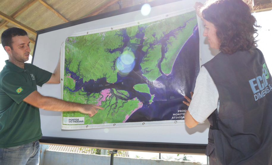Biólogos, sociólogos, oceanógrafos e gestores ambientais, a serviço da empresa pública Portos do Paraná, estão em campo para mais um “Diagnóstico Socioambiental Participativo” (DSAP). A equipe da Diretoria de Meio Ambiente pesquisa 15 comunidades pesqueiras, nas ilhas e no continente, para o levantamento. O trabalho é desenvolvido em Paranaguá, Pontal do Paraná e Antonina. Esta é a terceira edição.