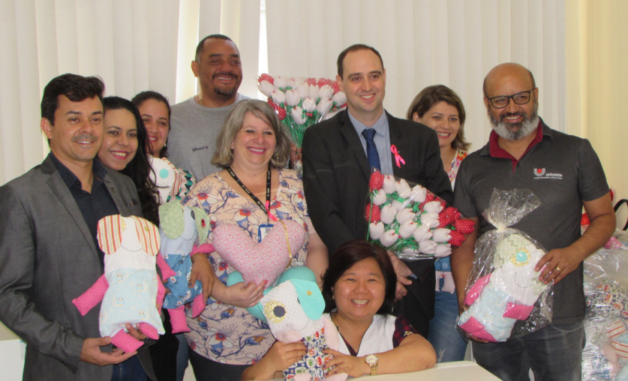 Crianças internadas na ala pediátrica do Hospital Universitário Oeste do Paraná (Huop), em Cascavel, tiveram um dia diferente nesta quinta-feira (24). Elas foram presenteadas com 60 bonecos coloridos de tecido e 60, rosas do mesmo material, produzidos por presos da Penitenciária Industrial do município, com o apoio do Conselho da Comunidade. Mulheres que estão em tratamento para combater o câncer de mama receberam 30 almofadas em formato de coração. Foto: Divulgação/Depen