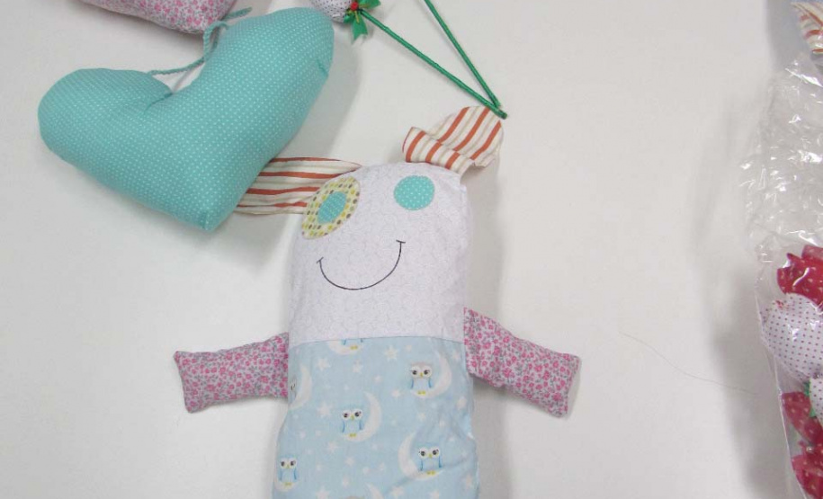 Crianças internadas na ala pediátrica do Hospital Universitário Oeste do Paraná (Huop), em Cascavel, tiveram um dia diferente nesta quinta-feira (24). Elas foram presenteadas com 60 bonecos coloridos de tecido e 60, rosas do mesmo material, produzidos por presos da Penitenciária Industrial do município, com o apoio do Conselho da Comunidade. Mulheres que estão em tratamento para combater o câncer de mama receberam 30 almofadas em formato de coração. Foto: Divulgação/Depen