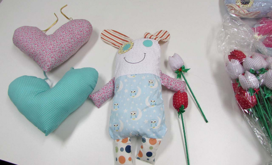 Crianças internadas na ala pediátrica do Hospital Universitário Oeste do Paraná (Huop), em Cascavel, tiveram um dia diferente nesta quinta-feira (24). Elas foram presenteadas com 60 bonecos coloridos de tecido e 60, rosas do mesmo material, produzidos por presos da Penitenciária Industrial do município, com o apoio do Conselho da Comunidade. Mulheres que estão em tratamento para combater o câncer de mama receberam 30 almofadas em formato de coração. Foto: Divulgação/Depen