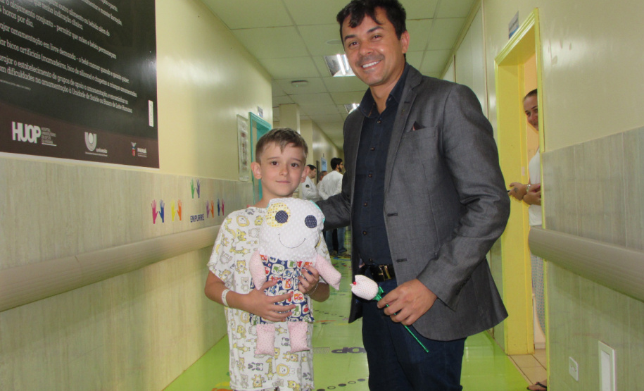Crianças internadas na ala pediátrica do Hospital Universitário Oeste do Paraná (Huop), em Cascavel, tiveram um dia diferente nesta quinta-feira (24). Elas foram presenteadas com 60 bonecos coloridos de tecido e 60, rosas do mesmo material, produzidos por presos da Penitenciária Industrial do município, com o apoio do Conselho da Comunidade. Mulheres que estão em tratamento para combater o câncer de mama receberam 30 almofadas em formato de coração. Foto: Divulgação/Depen
