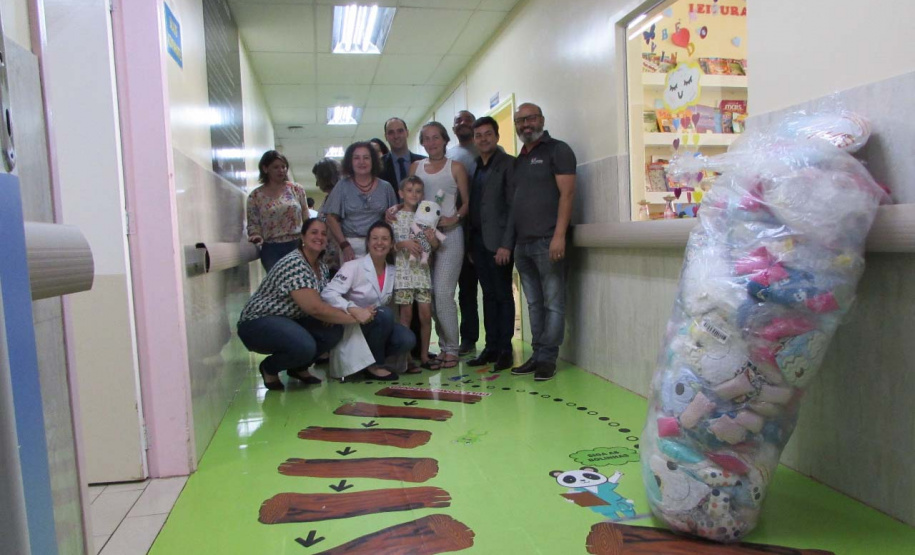 Crianças internadas na ala pediátrica do Hospital Universitário Oeste do Paraná (Huop), em Cascavel, tiveram um dia diferente nesta quinta-feira (24). Elas foram presenteadas com 60 bonecos coloridos de tecido e 60, rosas do mesmo material, produzidos por presos da Penitenciária Industrial do município, com o apoio do Conselho da Comunidade. Mulheres que estão em tratamento para combater o câncer de mama receberam 30 almofadas em formato de coração. Foto: Divulgação/Depen