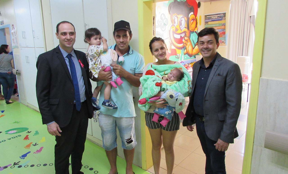 Crianças internadas na ala pediátrica do Hospital Universitário Oeste do Paraná (Huop), em Cascavel, tiveram um dia diferente nesta quinta-feira (24). Elas foram presenteadas com 60 bonecos coloridos de tecido e 60, rosas do mesmo material, produzidos por presos da Penitenciária Industrial do município, com o apoio do Conselho da Comunidade. Mulheres que estão em tratamento para combater o câncer de mama receberam 30 almofadas em formato de coração. Foto: Divulgação/Depen