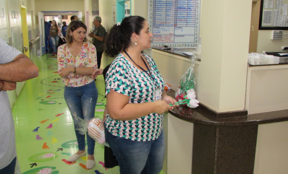 Crianças internadas na ala pediátrica do Hospital Universitário Oeste do Paraná (Huop), em Cascavel, tiveram um dia diferente nesta quinta-feira (24). Elas foram presenteadas com 60 bonecos coloridos de tecido e 60, rosas do mesmo material, produzidos por presos da Penitenciária Industrial do município, com o apoio do Conselho da Comunidade. Mulheres que estão em tratamento para combater o câncer de mama receberam 30 almofadas em formato de coração. Foto: Divulgação/Depen