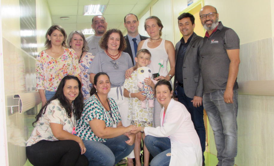 Crianças internadas na ala pediátrica do Hospital Universitário Oeste do Paraná (Huop), em Cascavel, tiveram um dia diferente nesta quinta-feira (24). Elas foram presenteadas com 60 bonecos coloridos de tecido e 60, rosas do mesmo material, produzidos por presos da Penitenciária Industrial do município, com o apoio do Conselho da Comunidade. Mulheres que estão em tratamento para combater o câncer de mama receberam 30 almofadas em formato de coração. Foto: Divulgação/Depen