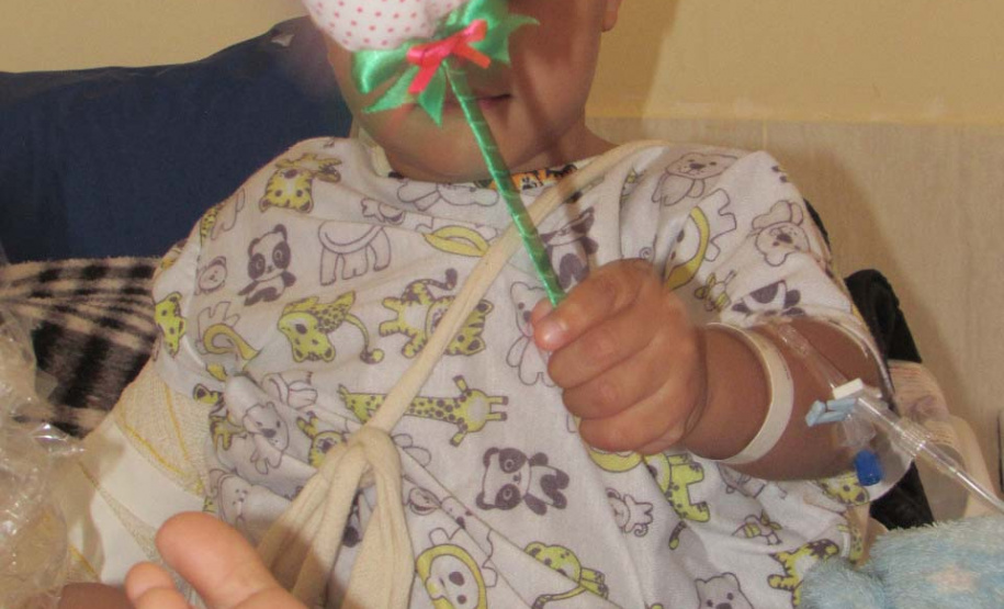 Crianças internadas na ala pediátrica do Hospital Universitário Oeste do Paraná (Huop), em Cascavel, tiveram um dia diferente nesta quinta-feira (24). Elas foram presenteadas com 60 bonecos coloridos de tecido e 60, rosas do mesmo material, produzidos por presos da Penitenciária Industrial do município, com o apoio do Conselho da Comunidade. Mulheres que estão em tratamento para combater o câncer de mama receberam 30 almofadas em formato de coração. Foto: Divulgação/Depen