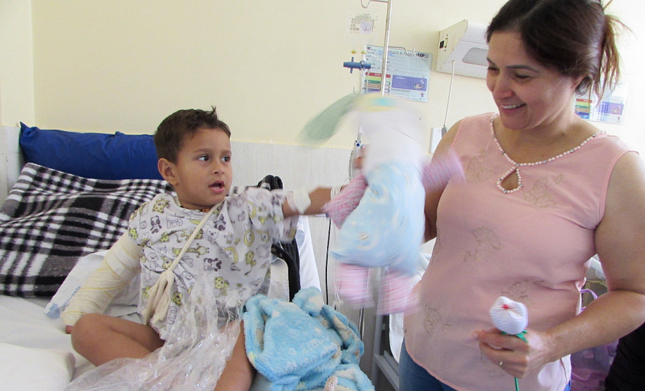 Crianças internadas na ala pediátrica do Hospital Universitário Oeste do Paraná (Huop), em Cascavel, tiveram um dia diferente nesta quinta-feira (24). Elas foram presenteadas com 60 bonecos coloridos de tecido e 60, rosas do mesmo material, produzidos por presos da Penitenciária Industrial do município, com o apoio do Conselho da Comunidade. Mulheres que estão em tratamento para combater o câncer de mama receberam 30 almofadas em formato de coração. Foto: Divulgação/Depen